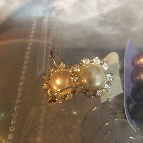 45 pair of earrings with a travel seperator booklet included - Picture 4 of 17